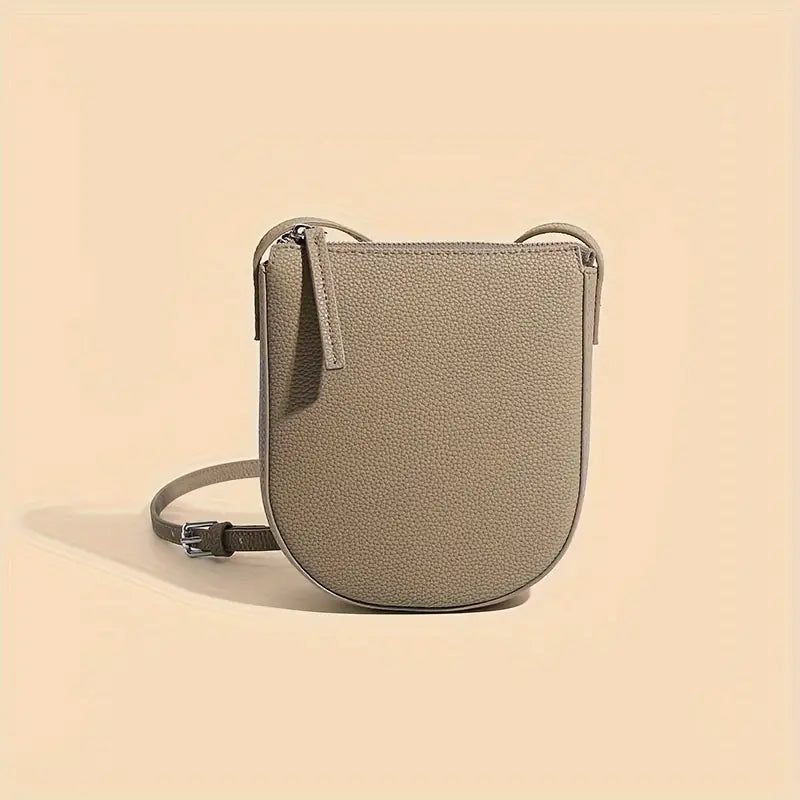 Borsa a tracolla beige in pelle, design minimalista, chiusura con zip, ideale per moda donna, accessorio elegante e versatile.