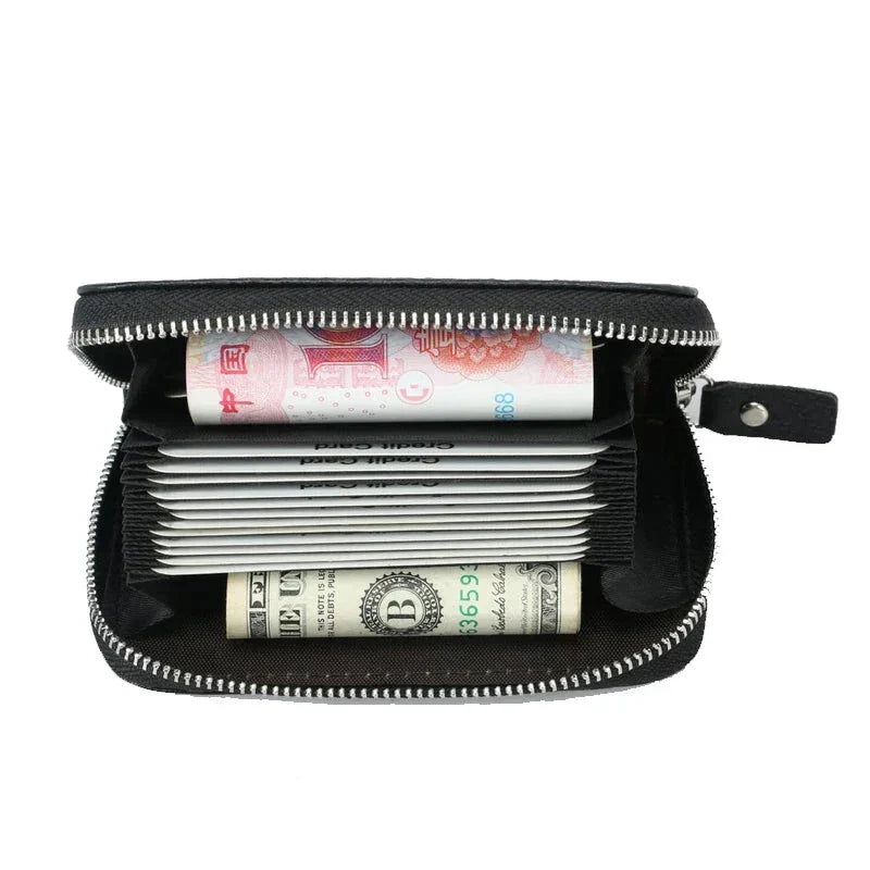 Portafoglio nero aperto con cerniera, contenente banconote di diverse valute e carte di credito. Accessorio moda, organizzazione denaro.