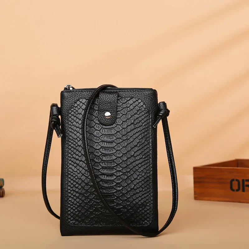 Borsa a tracolla nera in pelle con texture a serpente, design elegante e compatto, ideale per moda donna, accessori di lusso, shopping online.