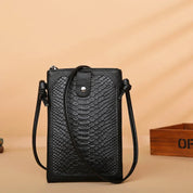 Borsa a tracolla nera in pelle con texture a serpente, design elegante e compatto, ideale per moda donna, accessori di lusso, shopping online.