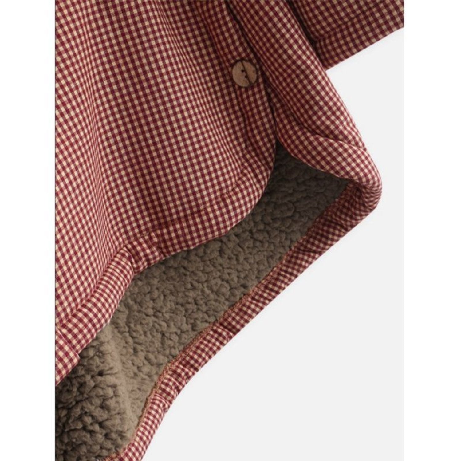 Giacca invernale a quadri rossi e bianchi, interno in pile beige, chiusura con bottone. Abbigliamento caldo e alla moda per la stagione fredda.