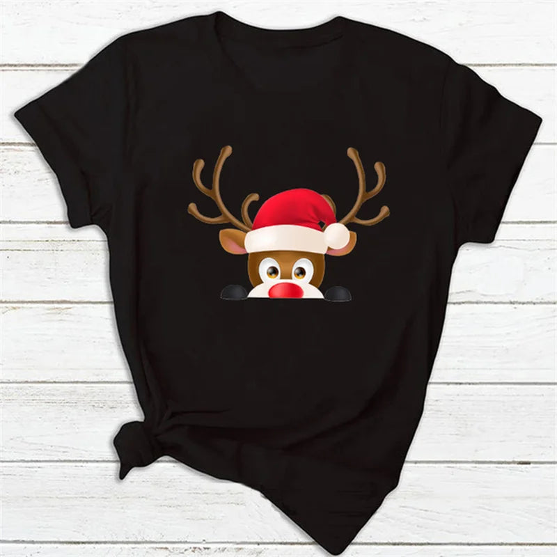 Maglietta nera con stampa di renna natalizia, cappello rosso e corna. Design festivo per Natale, moda casual, abbigliamento invernale.