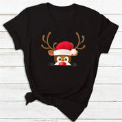 Maglietta nera con stampa di renna natalizia, cappello rosso e corna. Design festivo per Natale, moda casual, abbigliamento invernale.