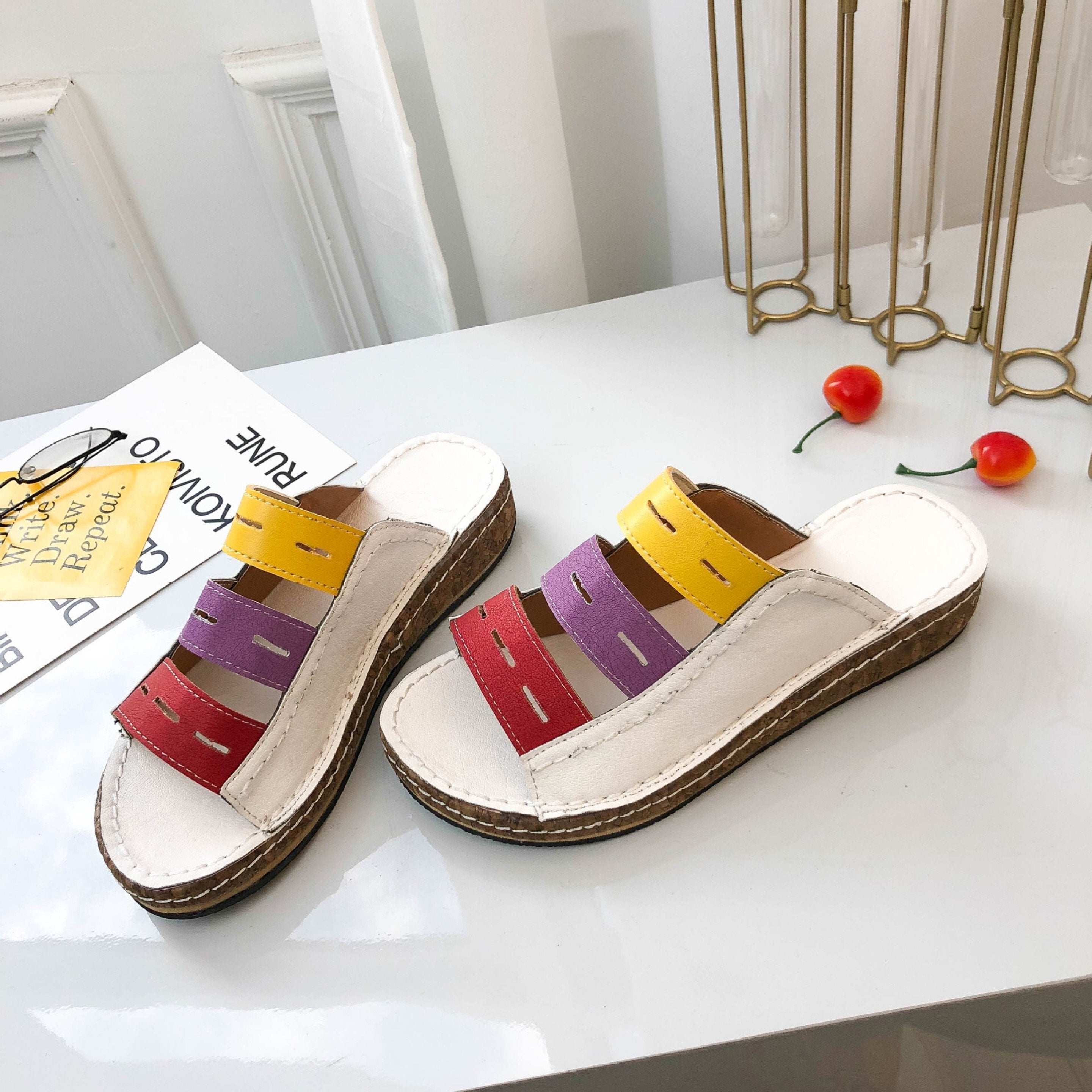 Sandali donna multicolore con fasce in pelle, suola in sughero, design estivo, comodi e alla moda, perfetti per look casual e vacanze.