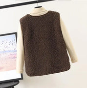 Gilet in pile marrone per donna, senza maniche, su sfondo chiaro. Moda autunno inverno, abbigliamento casual caldo e confortevole.