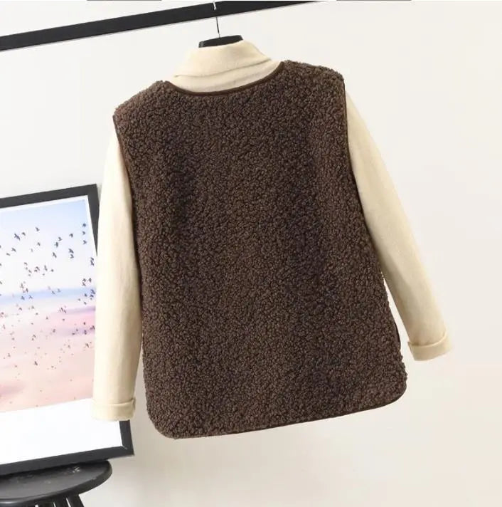 Gilet in pile marrone per donna, senza maniche, su sfondo chiaro. Moda autunno inverno, abbigliamento casual caldo e confortevole.