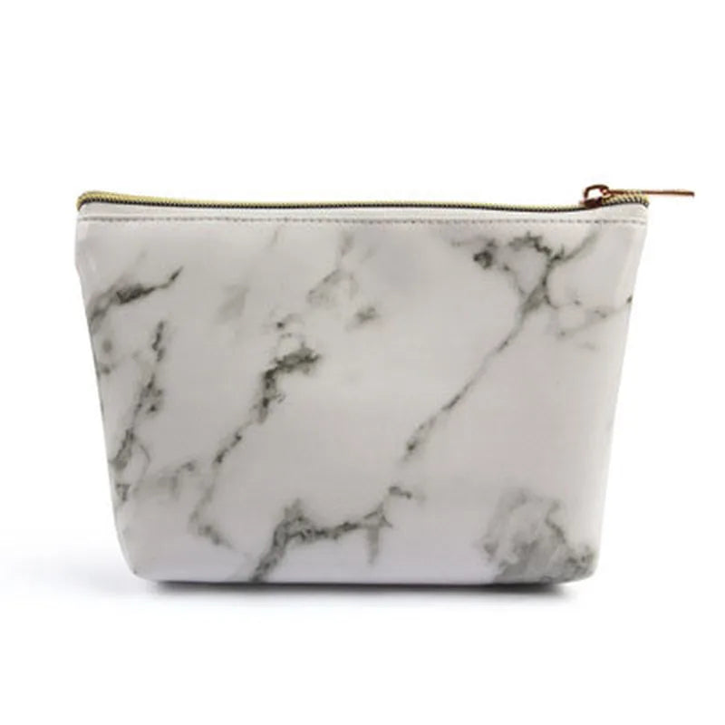 Astuccio cosmetico in ecopelle effetto marmo bianco con cerniera dorata, elegante e pratico per trucchi e accessori da viaggio.