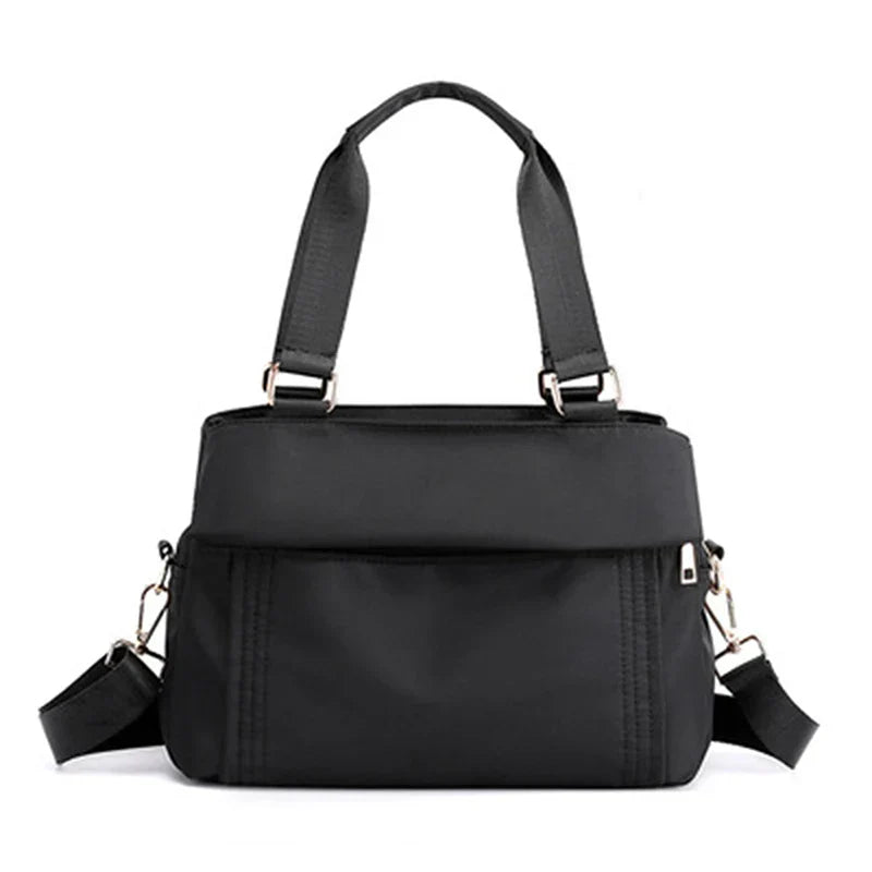 Borsa a tracolla nera da donna in nylon, design elegante e resistente, con manici e tracolla regolabile. Ideale per uso quotidiano e viaggi.