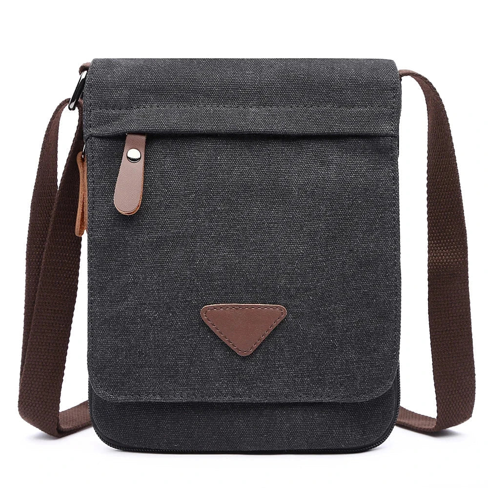 Borsa a tracolla in tela nera con dettagli in pelle marrone, design elegante e pratico, ideale per uomo, perfetta per uso quotidiano e viaggi.