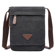 Borsa a tracolla in tela nera con dettagli in pelle marrone, design elegante e pratico, ideale per uomo, perfetta per uso quotidiano e viaggi.