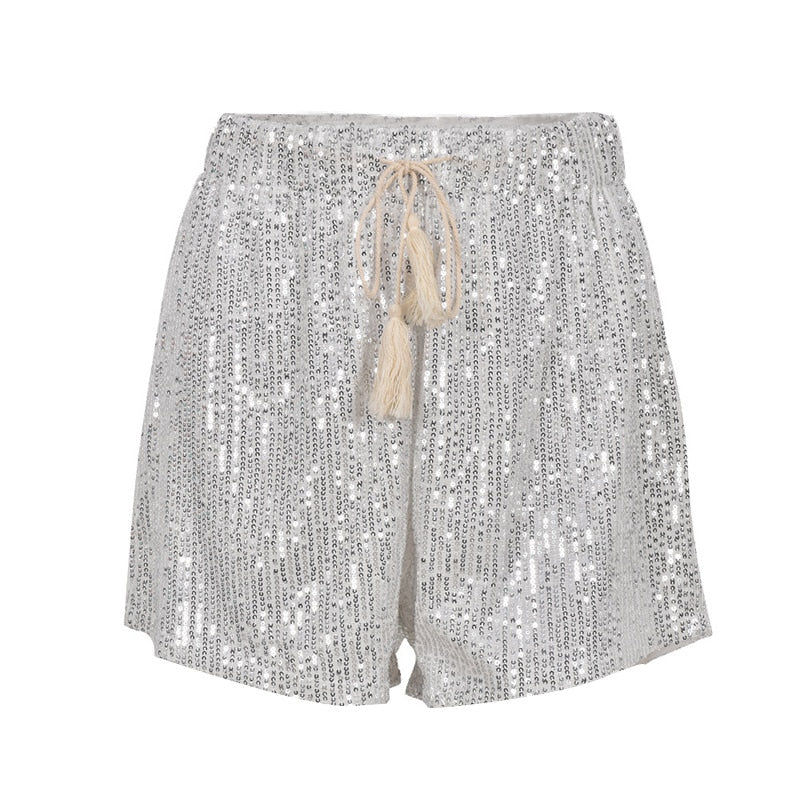 Pantaloncini donna in paillettes argento, elastico in vita, laccio decorativo, moda estiva, abbigliamento casual elegante, tendenza 2023.