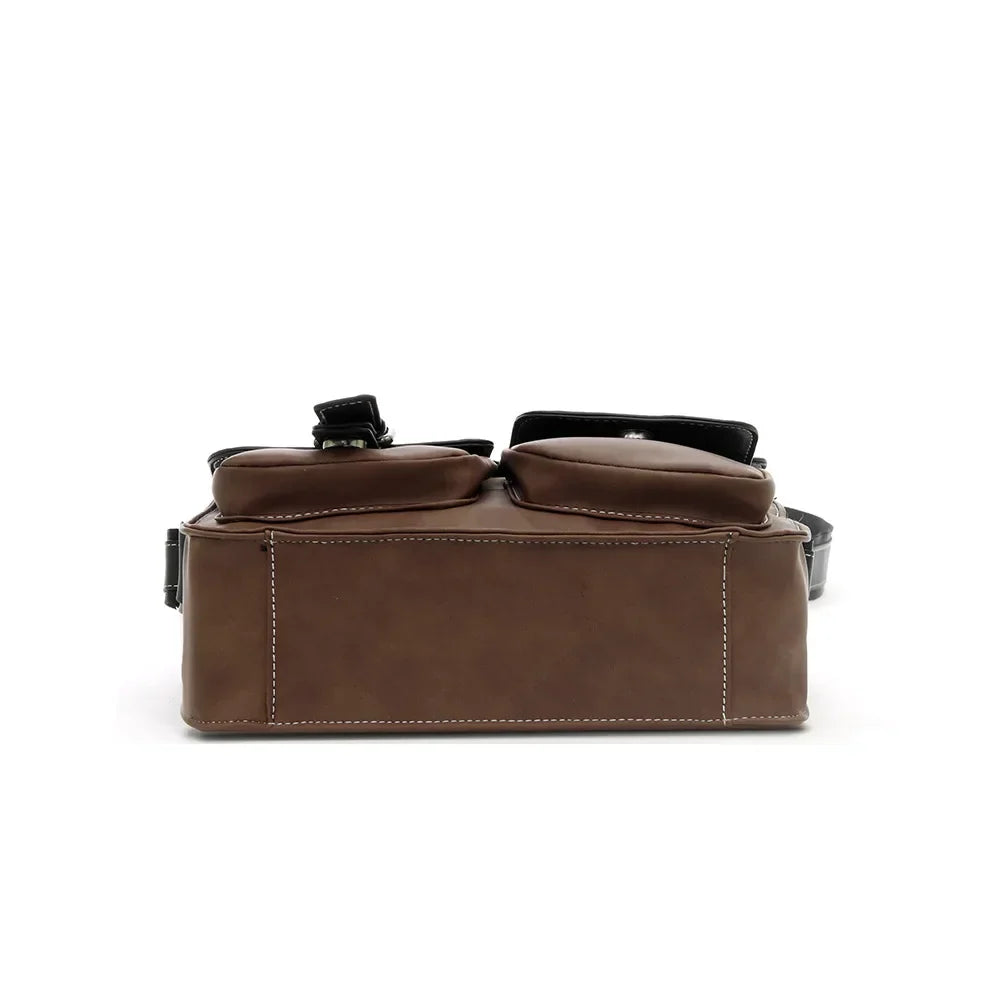 Borsa a tracolla in pelle marrone con cuciture bianche, doppie tasche frontali, chiusura a fibbia, design elegante e funzionale per uomo e donna.