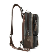Zaino a tracolla in pelle marrone e nera, design compatto con doppie cerniere, ideale per uomo, moda casual, accessorio versatile e resistente.