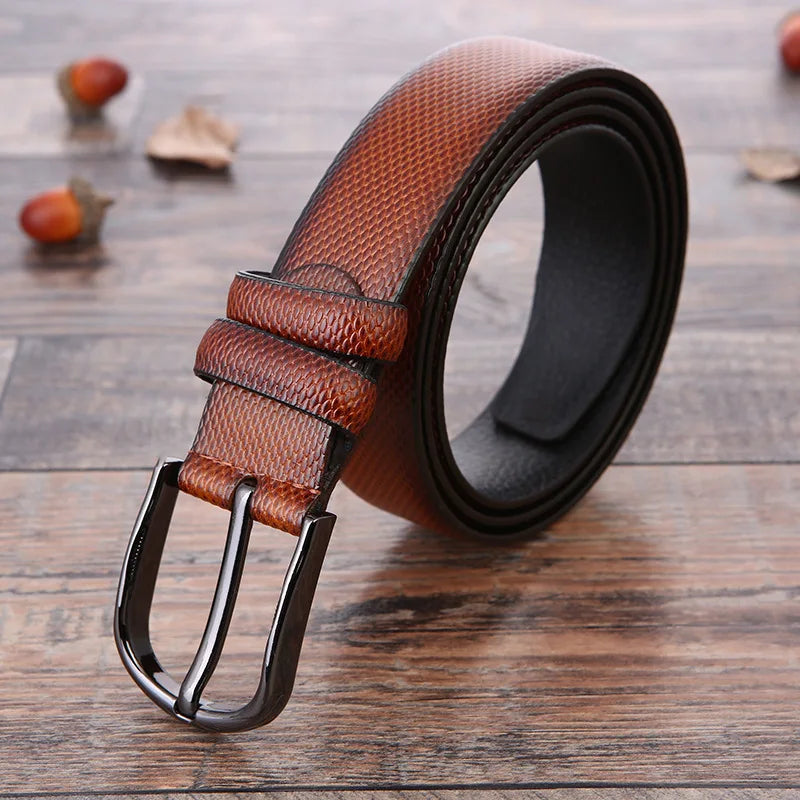 Cintura in pelle marrone con fibbia in metallo su sfondo in legno, accessorio moda uomo elegante, alta qualità, stile classico.