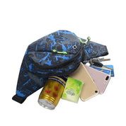 Marsupio sportivo blu e nero con zip, contenente smartphone, chiavi, lattina, fazzoletti e carte. Accessorio pratico per attività all'aperto.