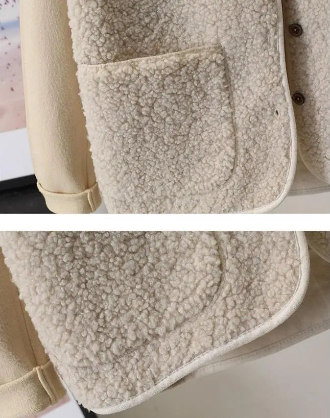 Giacca in pile beige con tasca frontale, texture morbida e dettagli in lana. Ideale per l'inverno, moda casual, abbigliamento caldo e confortevole.