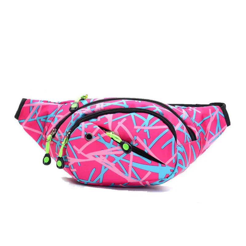 Marsupio sportivo rosa con motivo astratto blu e verde, cerniere nere e dettagli verdi. Accessorio moda unisex, ideale per attività all'aperto.