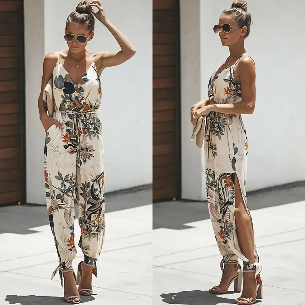Donna in tuta estiva floreale, sandali con tacco, occhiali da sole. Moda estiva elegante, abbigliamento casual chic, outfit trendy per il giorno.