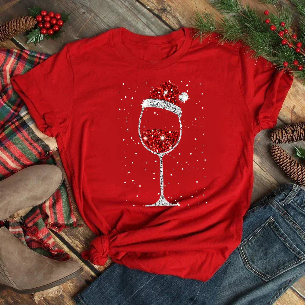 Maglietta rossa natalizia con calice di vino decorato, pigne e rami di pino. Abbigliamento festivo, moda invernale, tema natalizio.