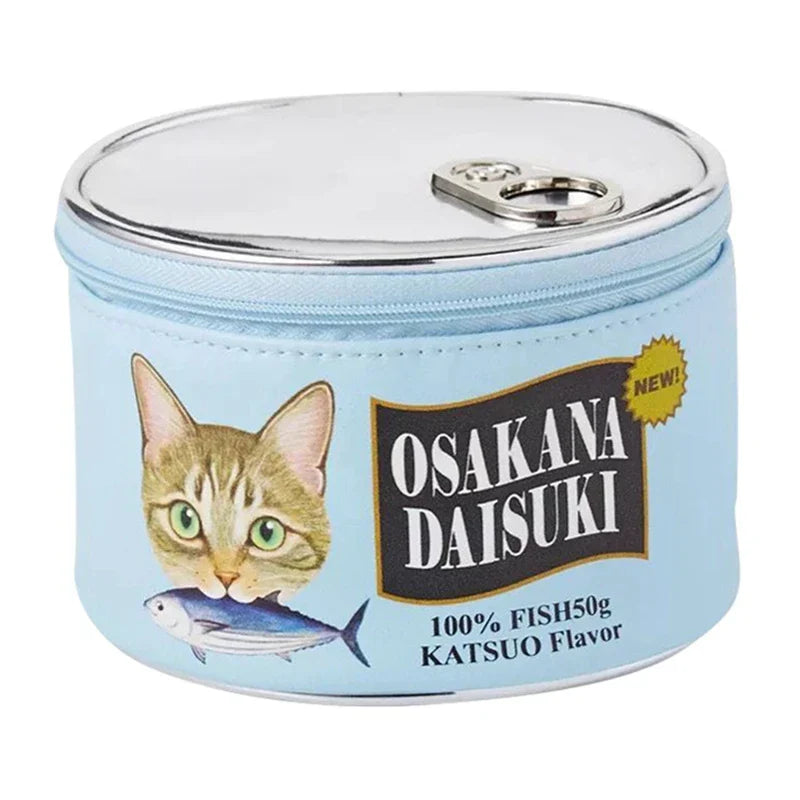 Scatoletta di cibo per gatti Osakana Daisuki, gusto katsuo, 50g. Immagine di un gatto e un pesce sulla confezione blu. Cibo umido per gatti.