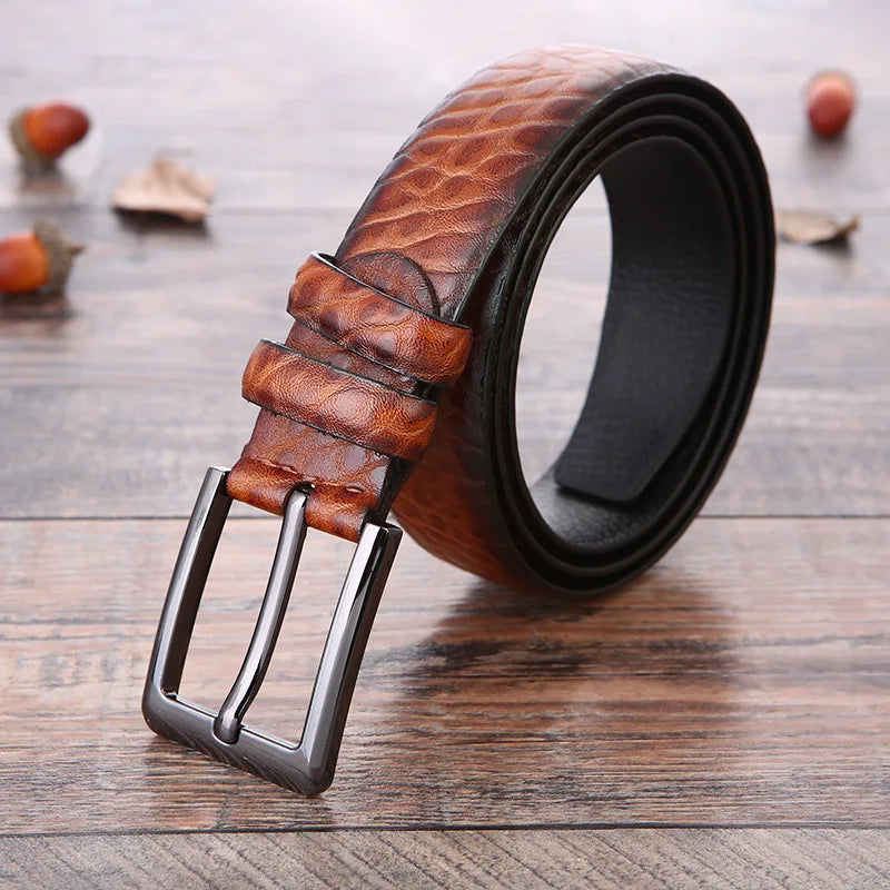 Cintura in pelle marrone con fibbia in metallo su sfondo di legno, design elegante e texture a scaglie, accessorio moda uomo.
