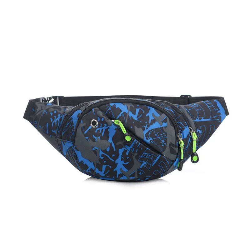 Marsupio sportivo nero e blu con stampa camouflage, cerniere verdi, tasche multiple. Accessorio moda unisex, pratico per viaggi e attività all'aperto.