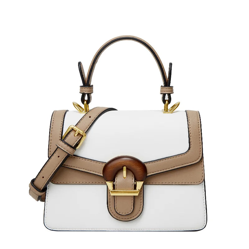 Borsa a mano elegante in pelle bianca e beige con fibbia dorata, manico superiore e tracolla regolabile. Accessorio moda donna di lusso.