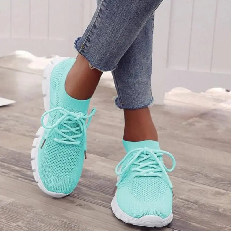 Scarpe da ginnastica donna, colore turchese, design traspirante, suola bianca antiscivolo, perfette per sport e tempo libero, abbinate a jeans casual.