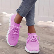 Scarpe da ginnastica rosa per donna, design traspirante, suola bianca antiscivolo, abbinate a jeans. Ideali per sport e tempo libero.