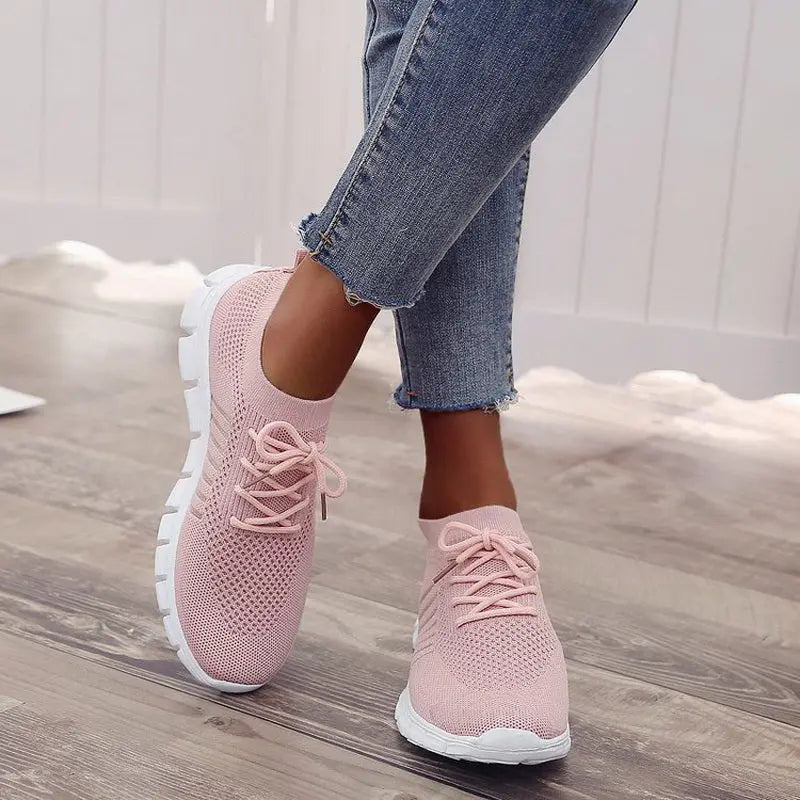 Scarpe da ginnastica rosa da donna, design traspirante in maglia, suola bianca antiscivolo, abbinate a jeans. Ideali per sport e tempo libero.