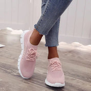 Scarpe da ginnastica rosa da donna, design traspirante in maglia, suola bianca antiscivolo, abbinate a jeans. Ideali per sport e tempo libero.