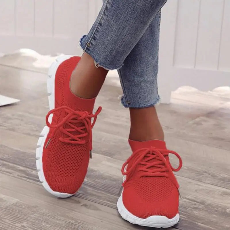 Scarpe da ginnastica rosse da donna, design traspirante, suola bianca antiscivolo, abbinate a jeans. Ideali per sport e tempo libero.