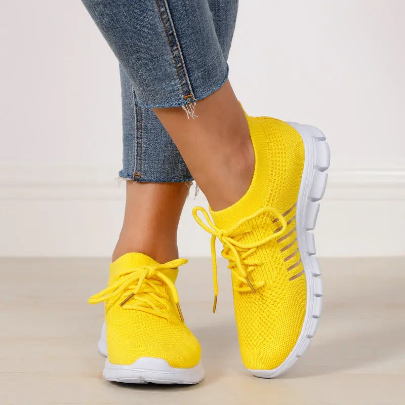 Scarpe da ginnastica gialle da donna, design traspirante, suola bianca antiscivolo, perfette per sport e tempo libero. Moda casual e comfort.