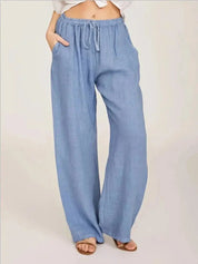 Pantaloni larghi in lino azzurro da donna, con tasche e vita elasticizzata, stile casual estivo.