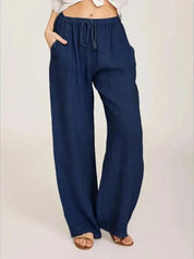 Pantaloni larghi donna blu scuro, vita alta con laccio, tasche laterali, tessuto leggero. Ideali per look casual estivi.