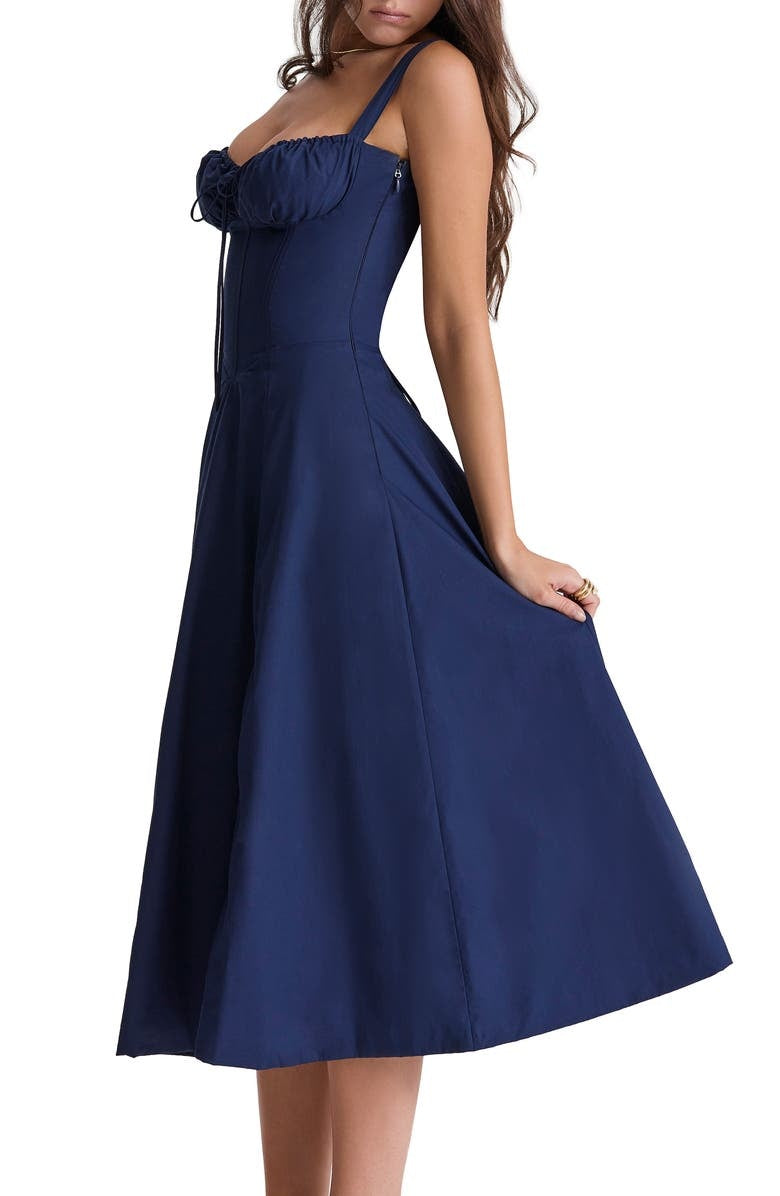 Abito midi blu scuro elegante con spalline sottili, scollo a cuore e gonna svasata. Perfetto per eventi formali e serate speciali.
