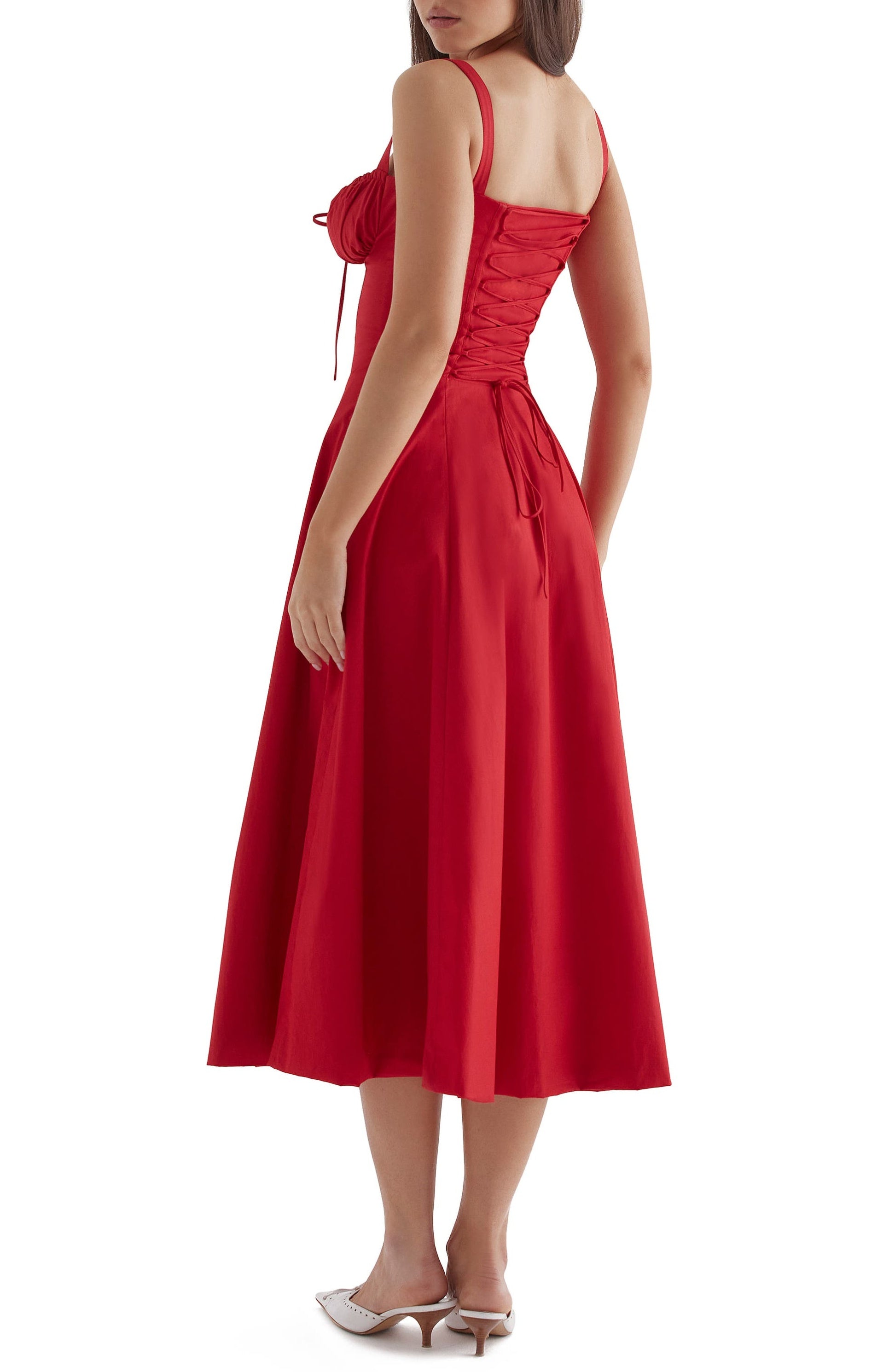 Abito lungo rosso elegante con corpetto arricciato e spalline, indossato da una donna. Perfetto per eventi formali e serate speciali.