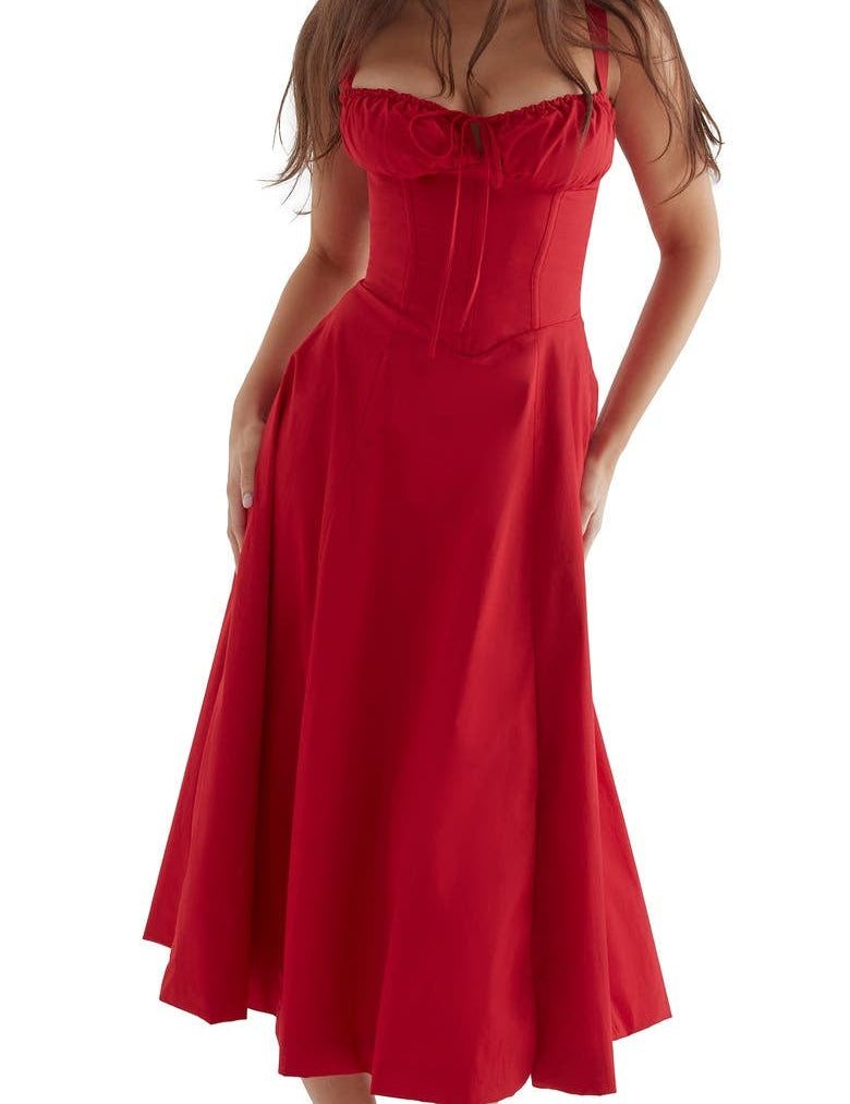 Abito lungo rosso elegante con spalline, scollo a cuore e gonna ampia. Perfetto per eventi formali e serate speciali. Moda donna, abbigliamento chic.
