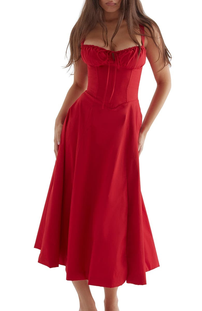 Abito lungo rosso elegante con spalline, scollo a cuore e gonna ampia. Perfetto per eventi formali e serate speciali. Moda donna, abbigliamento chic.