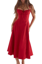 Abito lungo rosso elegante con spalline, scollo a cuore e gonna ampia. Perfetto per eventi formali e serate speciali. Moda donna, abbigliamento chic.