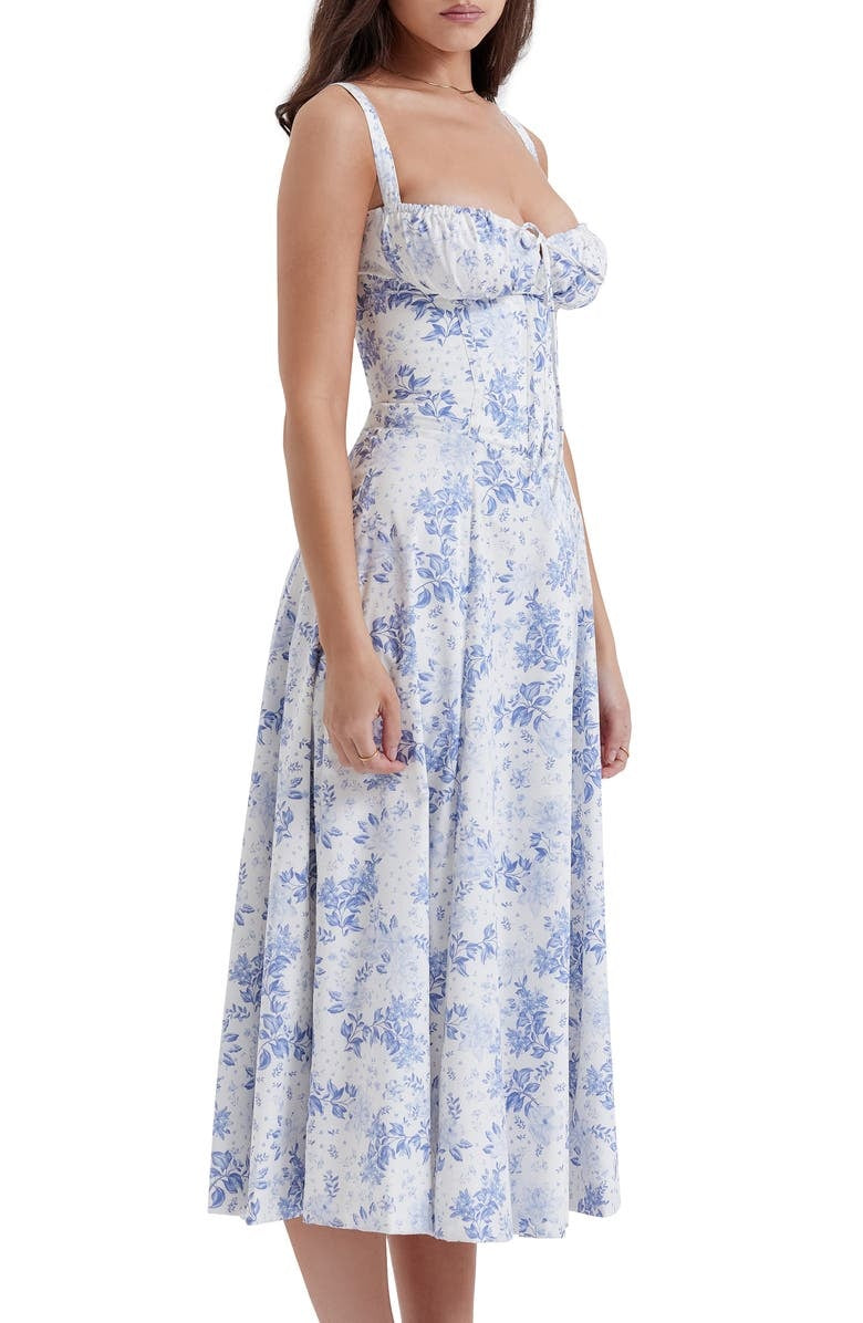 Abito estivo donna floreale bianco e blu, lunghezza midi, spalline larghe, scollo a cuore, stile vintage. Perfetto per occasioni casual ed eleganti.