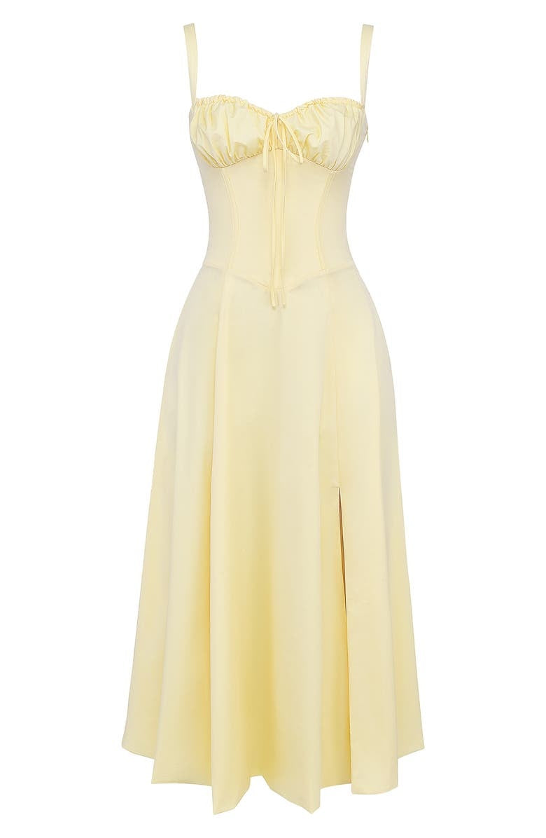 Abito giallo chiaro con spalline sottili, corpetto arricciato e gonna a pieghe. Elegante vestito estivo, moda donna, abbigliamento casual chic.