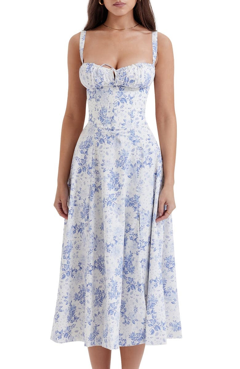 Abito estivo donna, lungo, bianco con stampa floreale blu, spalline larghe, scollo a cuore, stile casual elegante, perfetto per occasioni estive.