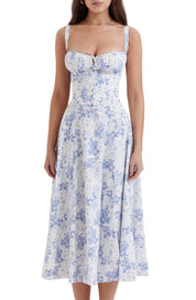 Abito estivo donna, lungo, bianco con stampa floreale blu, spalline larghe, scollo a cuore, stile casual elegante, perfetto per occasioni estive.