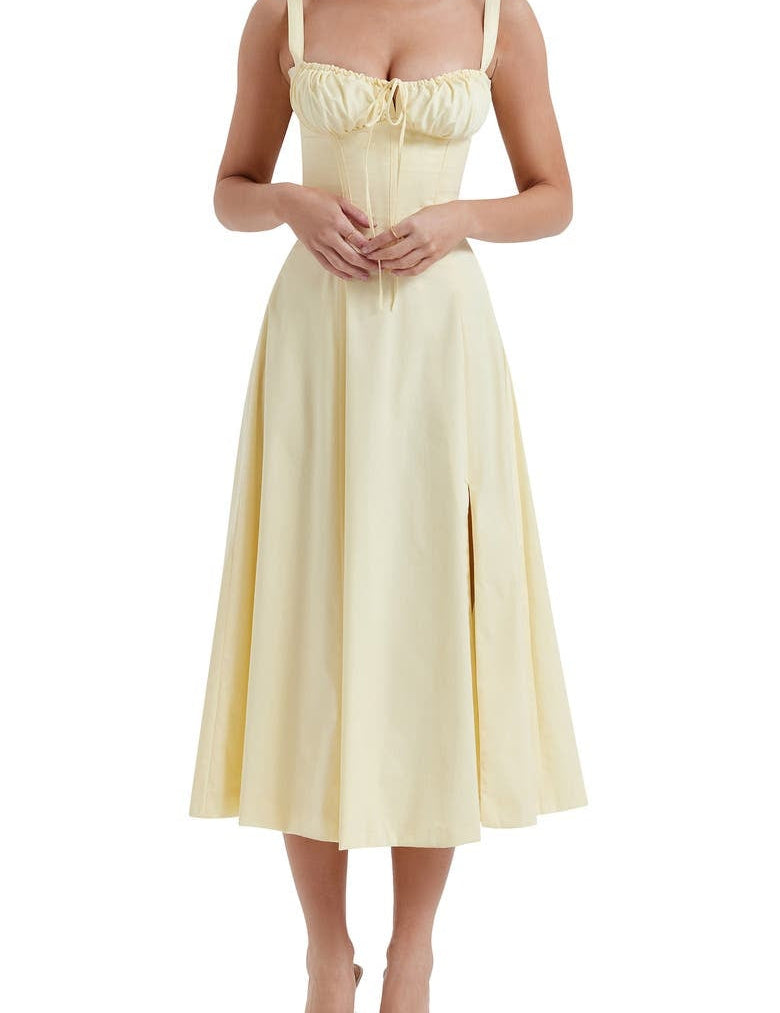 Abito midi giallo chiaro con spalline larghe, scollo arricciato e gonna svasata. Perfetto per occasioni estive eleganti.