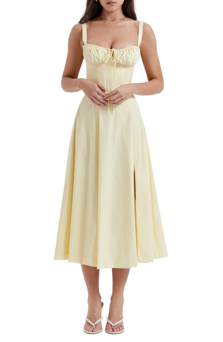 Abito midi giallo chiaro con spalline larghe, scollo arricciato e gonna svasata. Perfetto per occasioni estive eleganti.