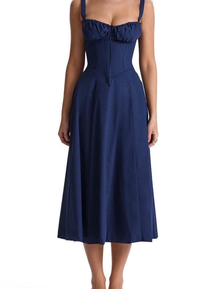 Abito midi blu scuro con spalline larghe e scollo arricciato, stile elegante e femminile, perfetto per occasioni speciali e serate estive.
