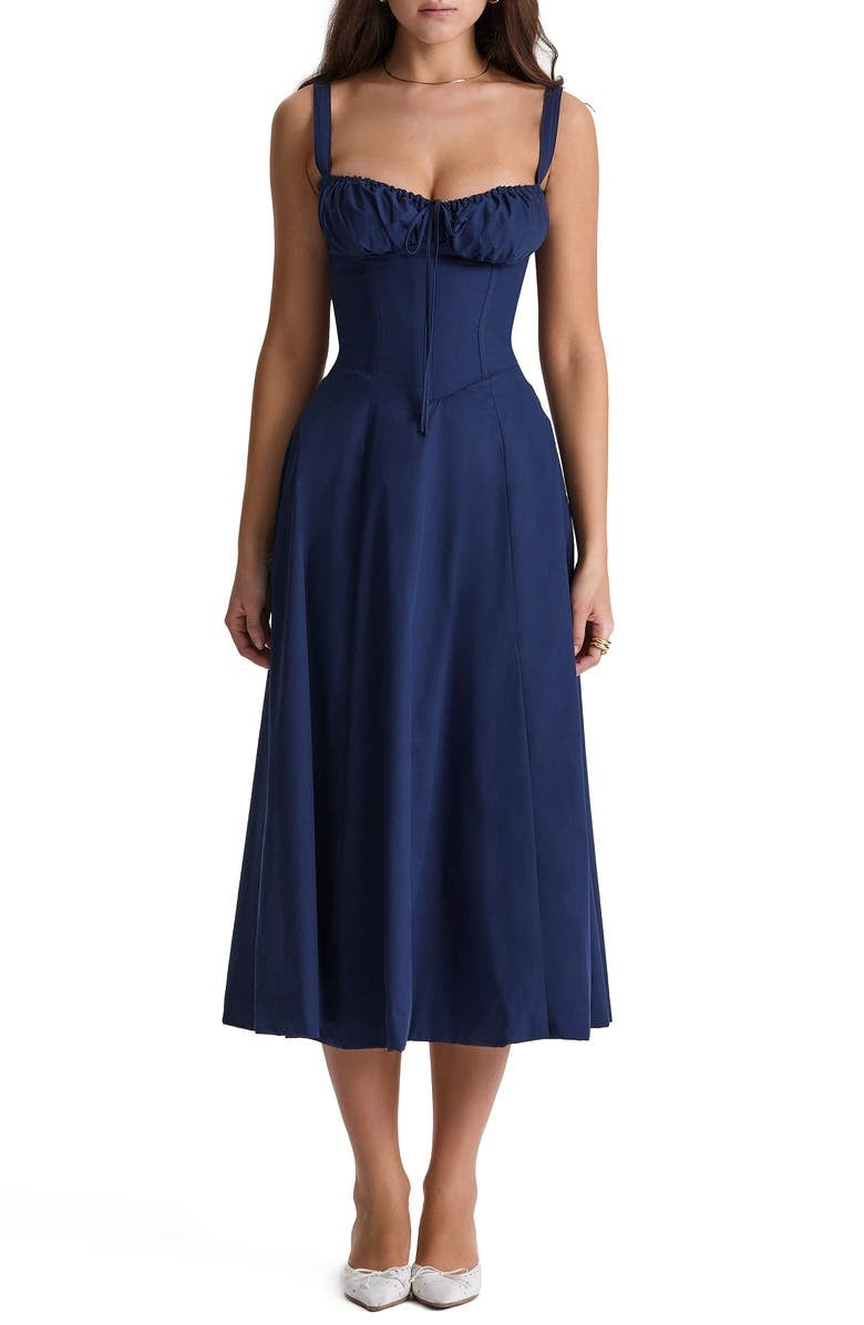 Abito midi blu scuro con spalline larghe e scollo arricciato, stile elegante e femminile, perfetto per occasioni speciali e serate estive.