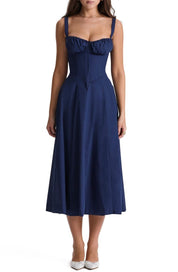 Abito midi blu scuro con spalline larghe e scollo arricciato, stile elegante e femminile, perfetto per occasioni speciali e serate estive.