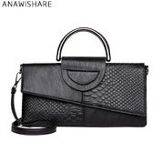 Borsa a mano nera in pelle sintetica con texture a serpente, manico metallico e tracolla rimovibile. Design elegante e moderno.
